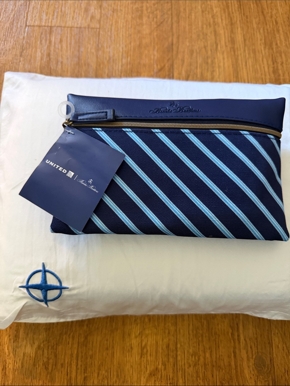 UNITED AIRLINES MEMORY FOAM GEL PILLOW POLARIS BROOKS BROTHERS WALLET BAG PURSE - Picture 3 of 6